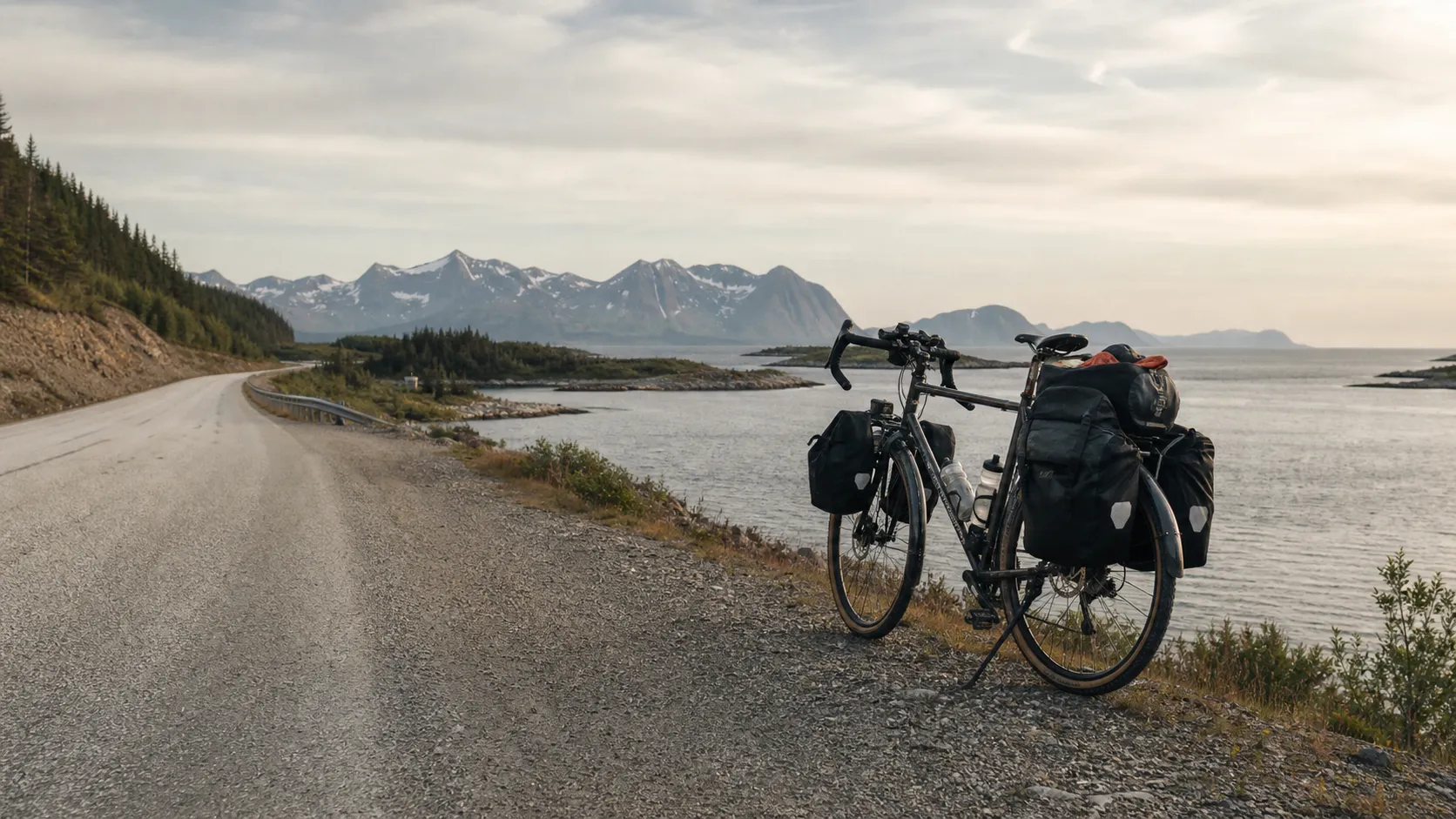 Vélo chargé sur une route côtière du nord